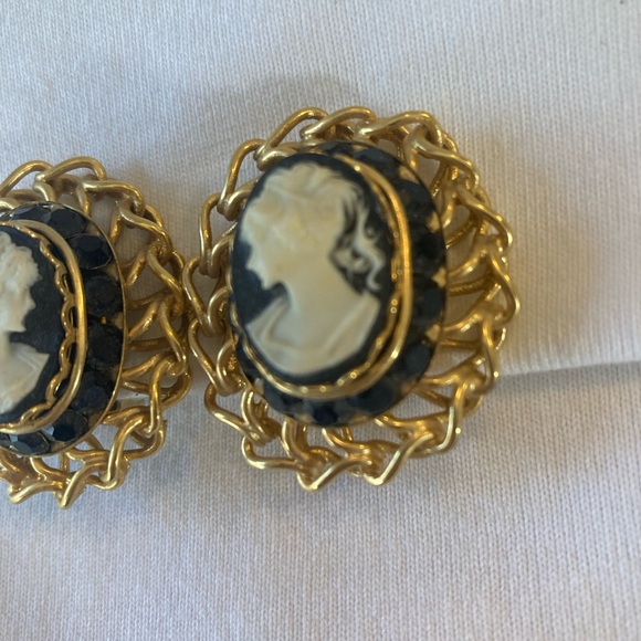 Olala Signed Cameo Ornate Vintage Clip on Earrings - Picture 3 of 6